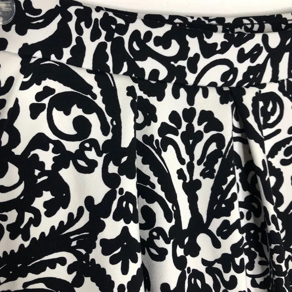 Adrienne Vittadini white & black floral print ponte skirt, size small
